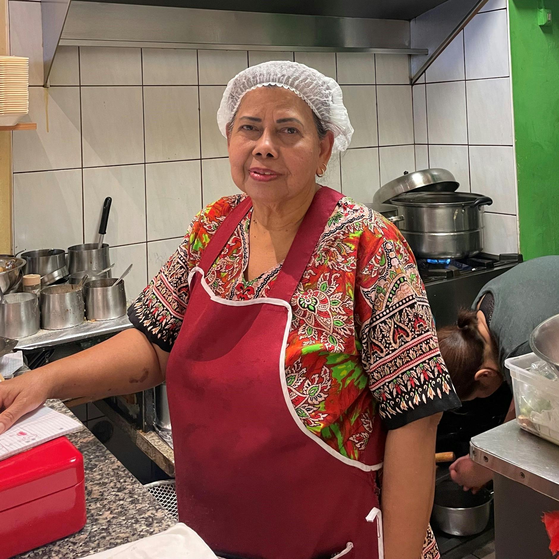 Handwerk und jahrzehntelange Erfahrung machen einen guten Koch aus: Pii Dan in ihrer Küche in Berlin-Wedding.