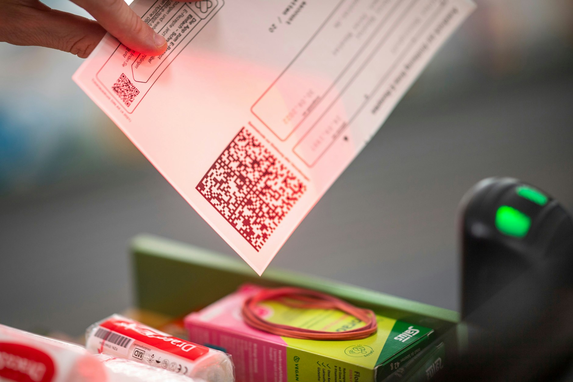Ein Apotheker scannt den QR-Code eines E-Rezepts ein.&nbsp;Die Kassenärztliche Vereinigung Westfalen-Lippe, die einzige Pilotregion für das E-Rezept, setzt die Einführung der elektronischen Verschreibung aus.