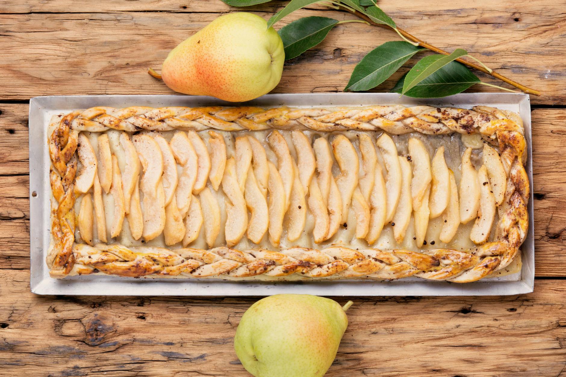 Natürlich können Sie den Birnenkuchen kunstvoll verzieren. Sie müssen es aber nicht.