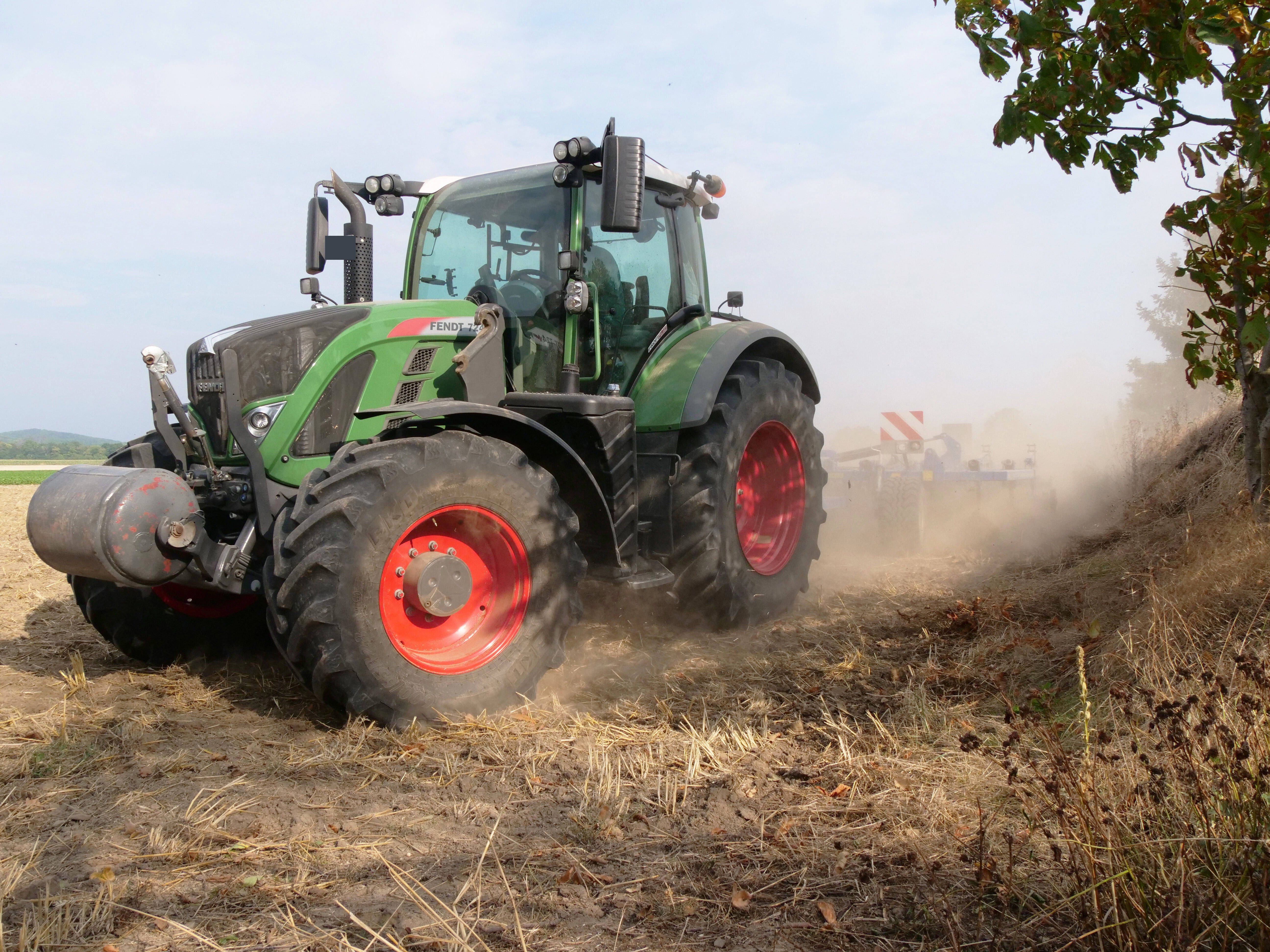 Horror-Unfall! Mann von seinem eigenen Traktor zerquetscht – wie konnte das passieren?