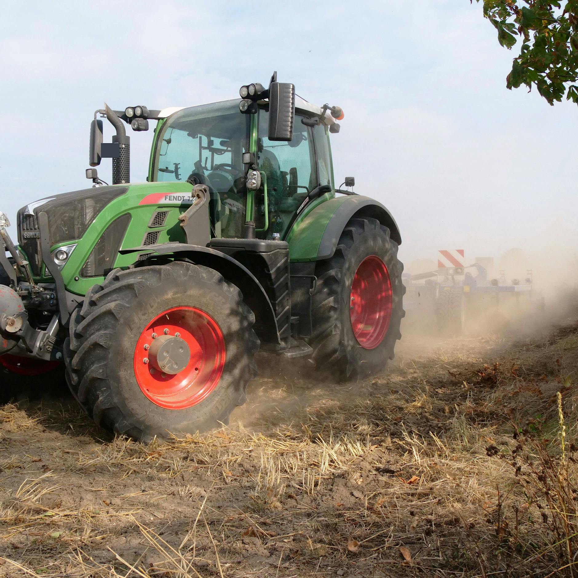 Horror-Unfall! Mann von seinem eigenen Traktor zerquetscht – wie konnte das passieren?