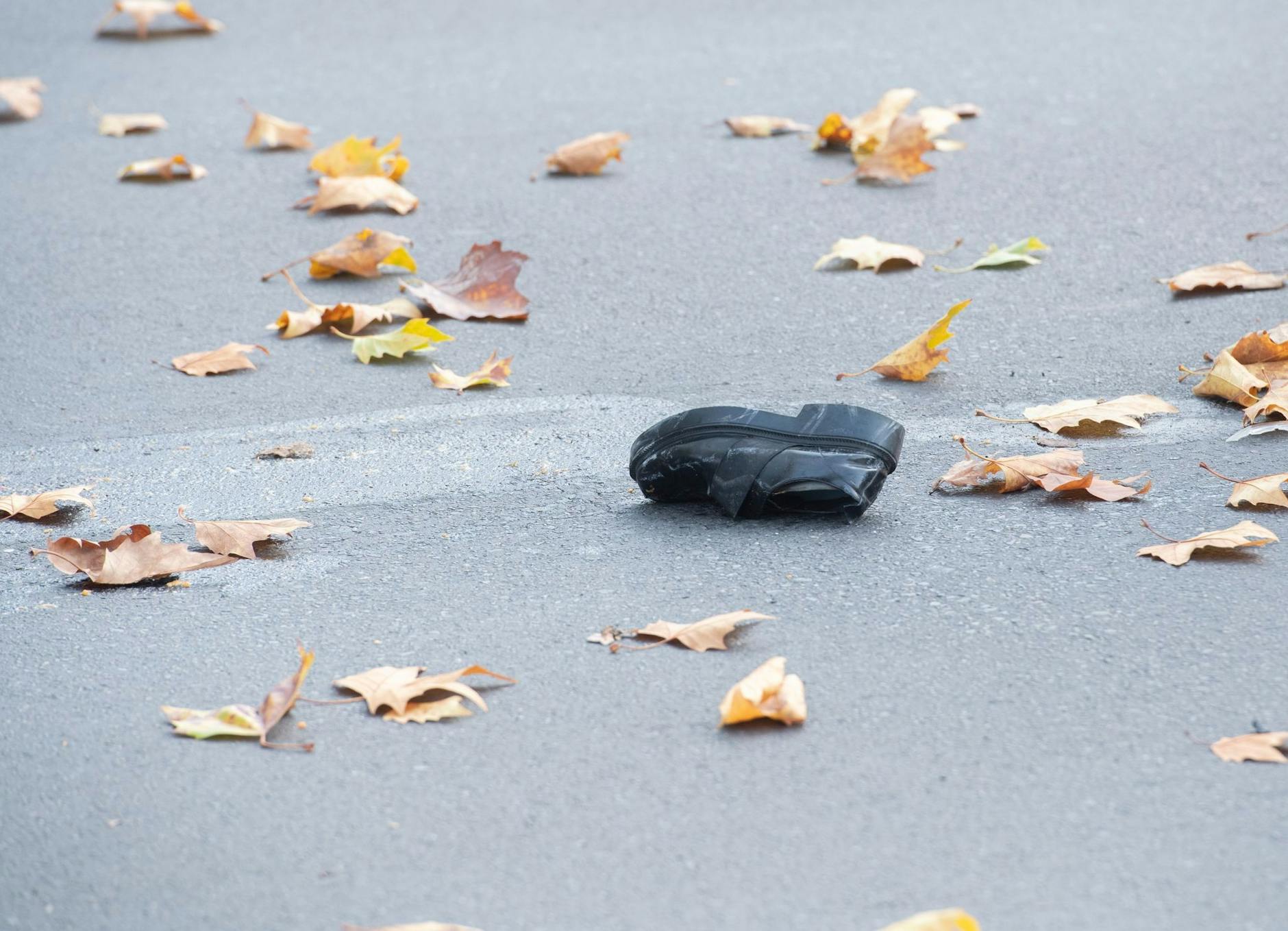 ARCHIV - Ein Schuh liegt auf der Bundesallee in Berlin-Wilmersdorf.