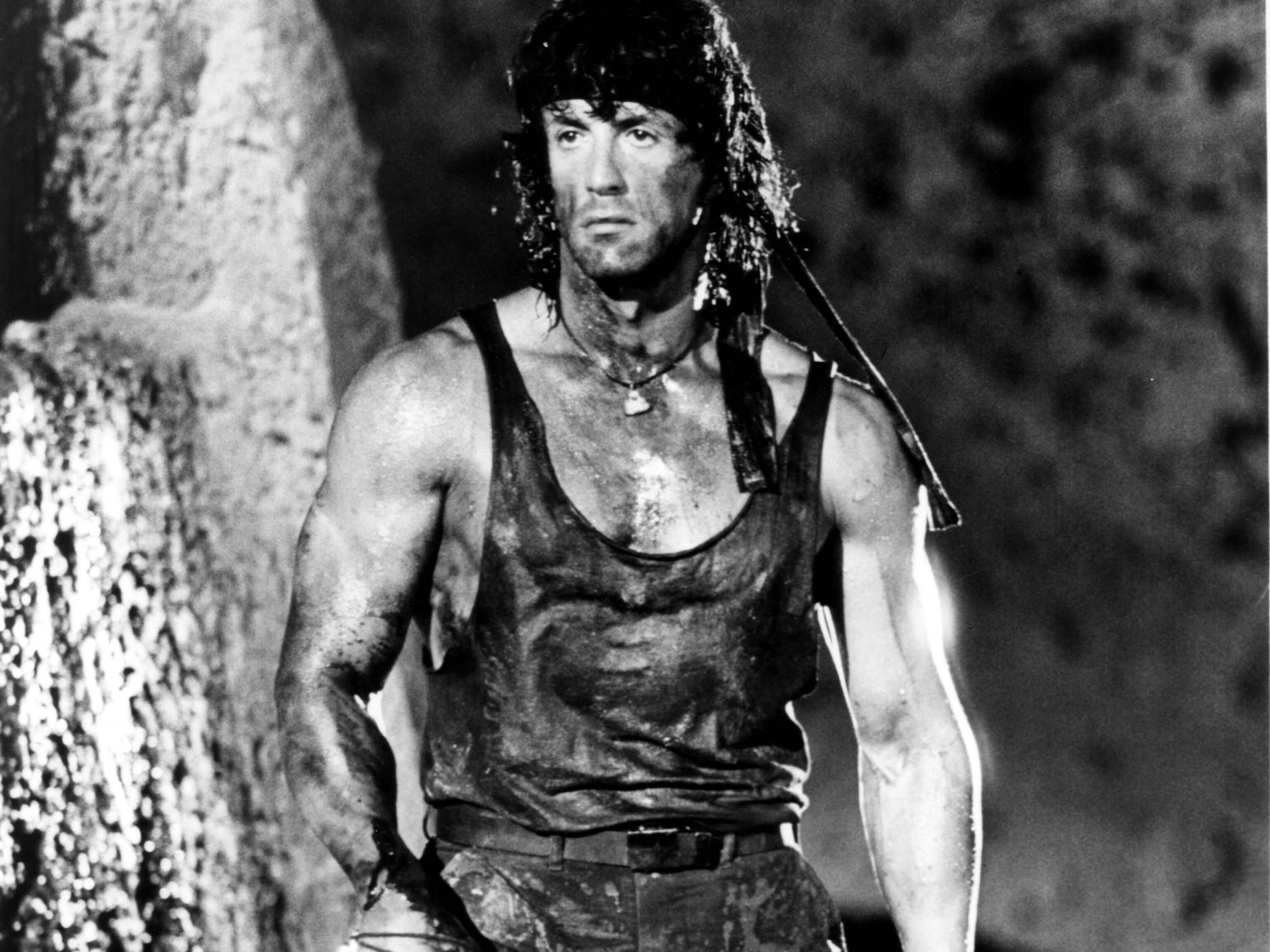 Silvester Stallone in schwarzem Marcel: In Rambo III (1988) wären lange Ärmel fehl am Platz. 