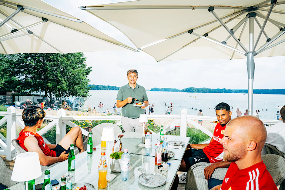 Hat jemand Kuchen gesagt? Manager Oliver Ruhnert im sonnigen Mannschaftskreis.