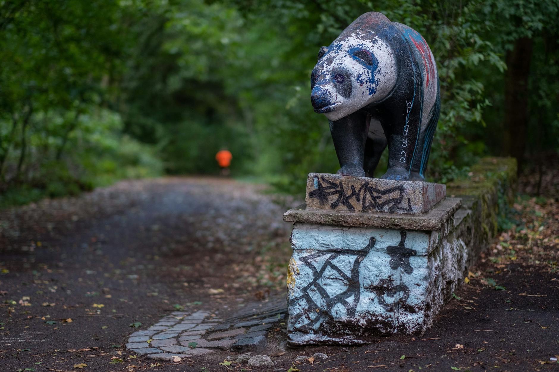 DDR-Kunst im Volkspark Prenzlauer Berg: Der „Bär“ von Erwin Damerow aus dem Jahr 1970 sieht irgendwie unglücklich aus. Man kann es ihm nicht verdenken.