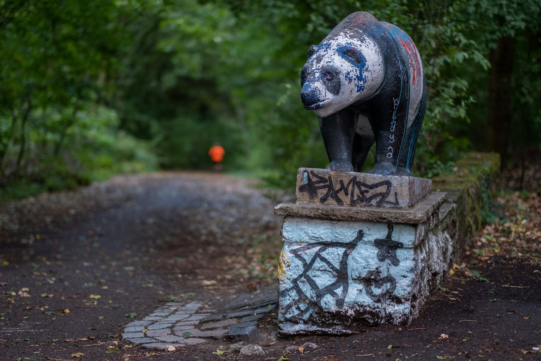DDR-Kunst im Volkspark Prenzlauer Berg: Der „Bär“ von Erwin Damerow aus dem Jahr 1970 sieht irgendwie unglücklich aus. Man kann es ihm nicht verdenken.