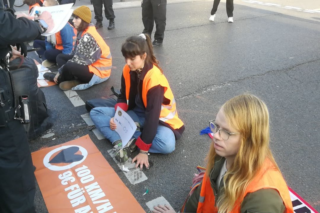 Aktivisten auf der Invalidenstraße am Donnerstag.