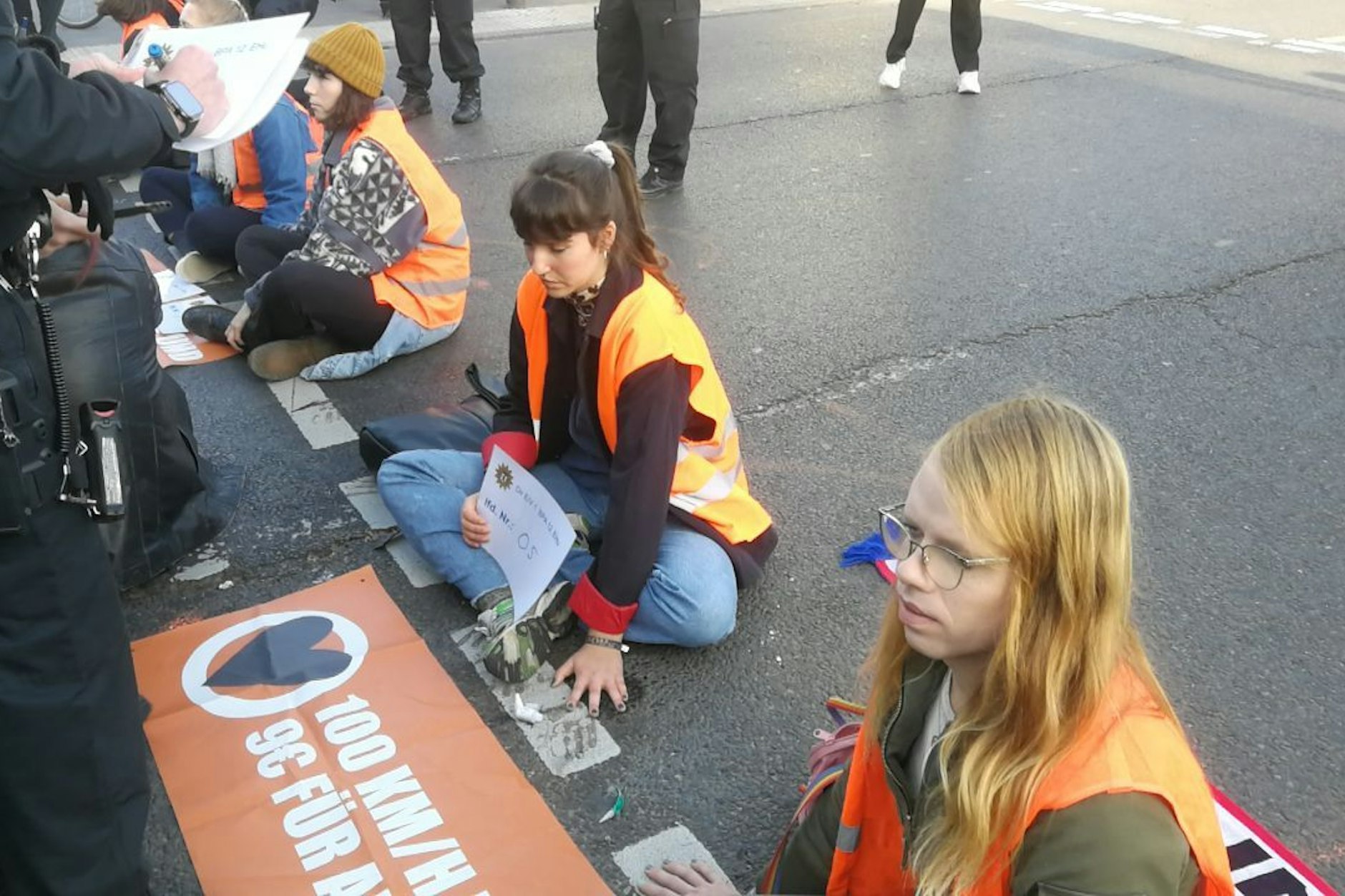 Aktivisten auf der Invalidenstraße am Donnerstag.