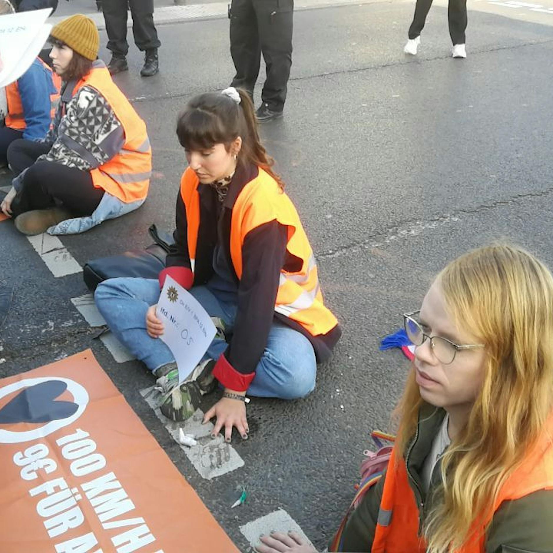 „Letzte Generation“ in Berlin: Klimaaktivisten kleben auf der Invalidenstraße