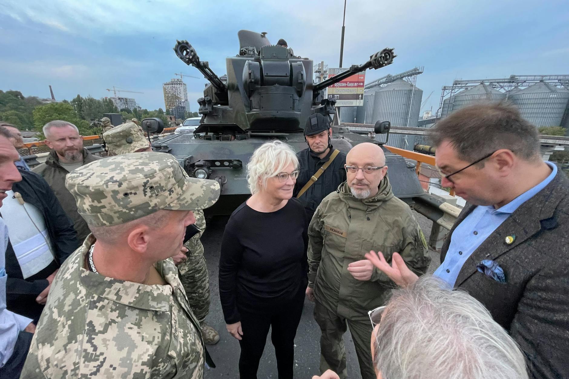 Verteidigungsministerin Christine Lambrecht (SPD, M.) in Odessa (Ukraine) vor einem aus Deutschland stammenden Panzer Gepard. Munition dafür darf Berlin aber nicht liefern.