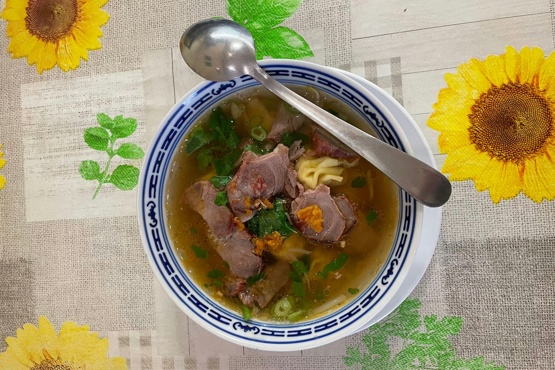 Die Nummer 21: Suppe mit Fleischbällchen, geschmortem Schweinefleich, grünem Gemüse und Wan Tans.