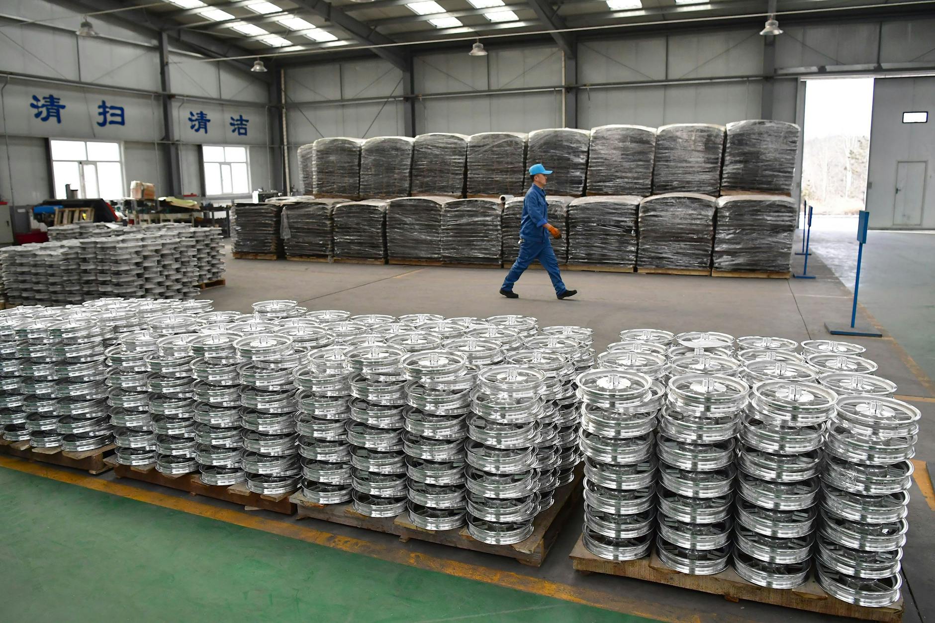 Magnesium-Radnaben für Elektroautos stehen in einer Werkstatt der Dongfeng Magnesium Co., Ltd. in Shenmu City, Provinz Shaanxi im Nordwesten Chinas.