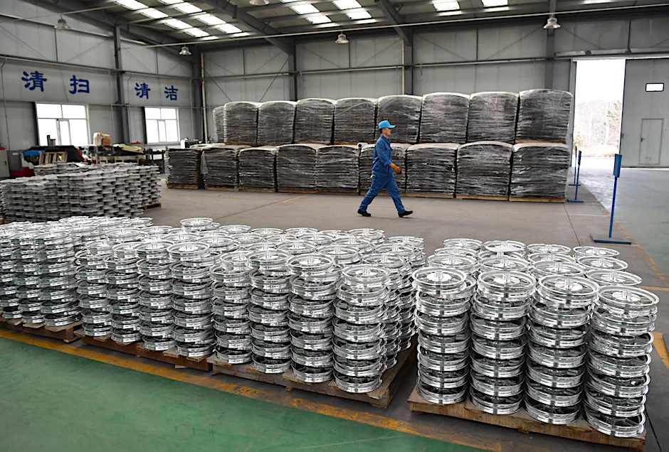 Magnesium-Radnaben für Elektroautos stehen in einer Werkstatt der Dongfeng Magnesium Co., Ltd. in Shenmu City, Provinz Shaanxi im Nordwesten Chinas.