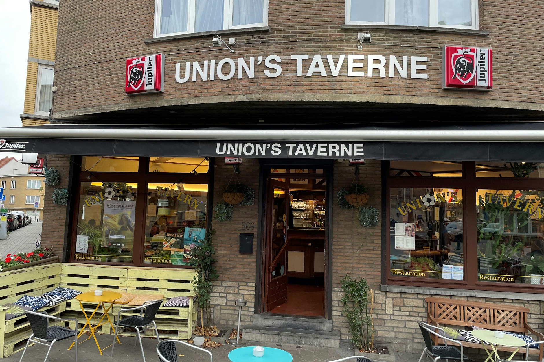 Sozusagen die Abseitsfalle der St.-Gilloise-Fans: Die Union-Taverne gegenüber dem Stade Joseph Marien.