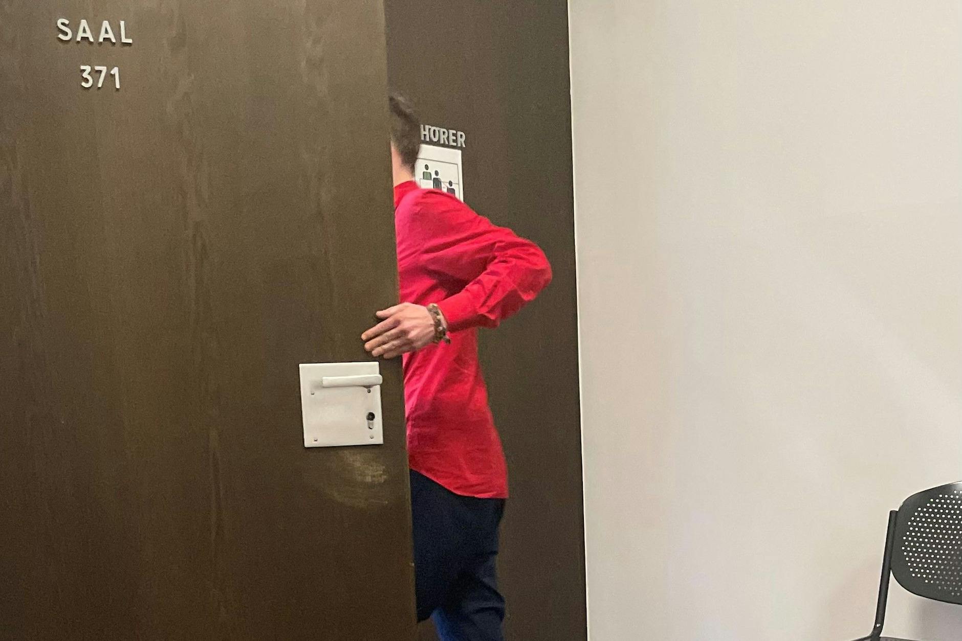 Nico B. (35) auf dem Weg in den Saal 371 des Amtsgerichts Tiergarten.