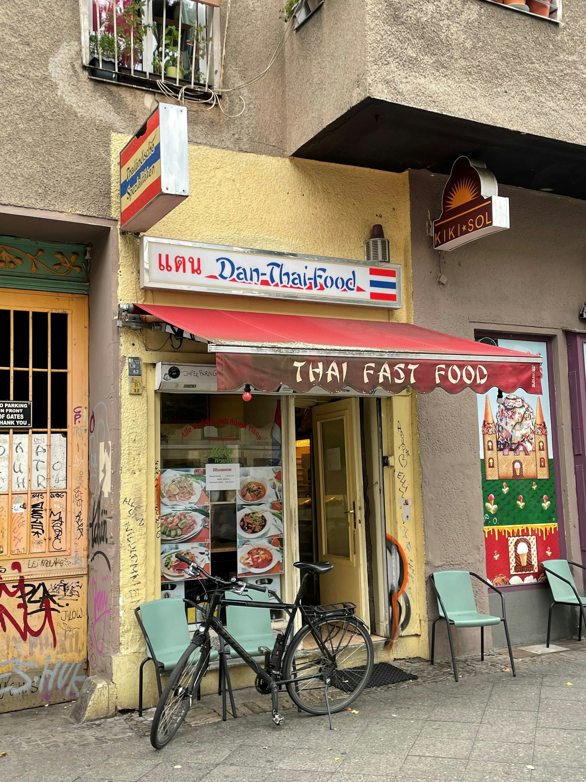 Ein urbanes Gemälde: Der Eingang von Dan Thai in Berlin-Wedding.
