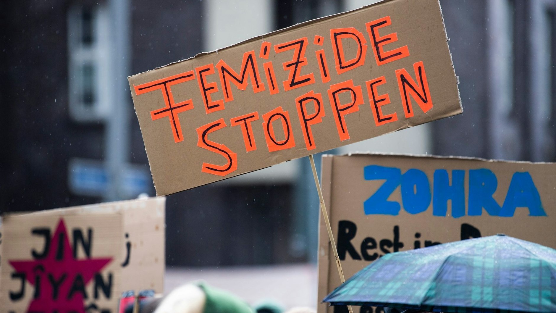 Eine Demonstration in Berlin gegen Femizide - Morde an Frauen und Mädchen. Anlass war der Mord an der sechsfachen Mutter Zohra, im Frühjahr in Pankow umgebracht von ihrem Mann.
