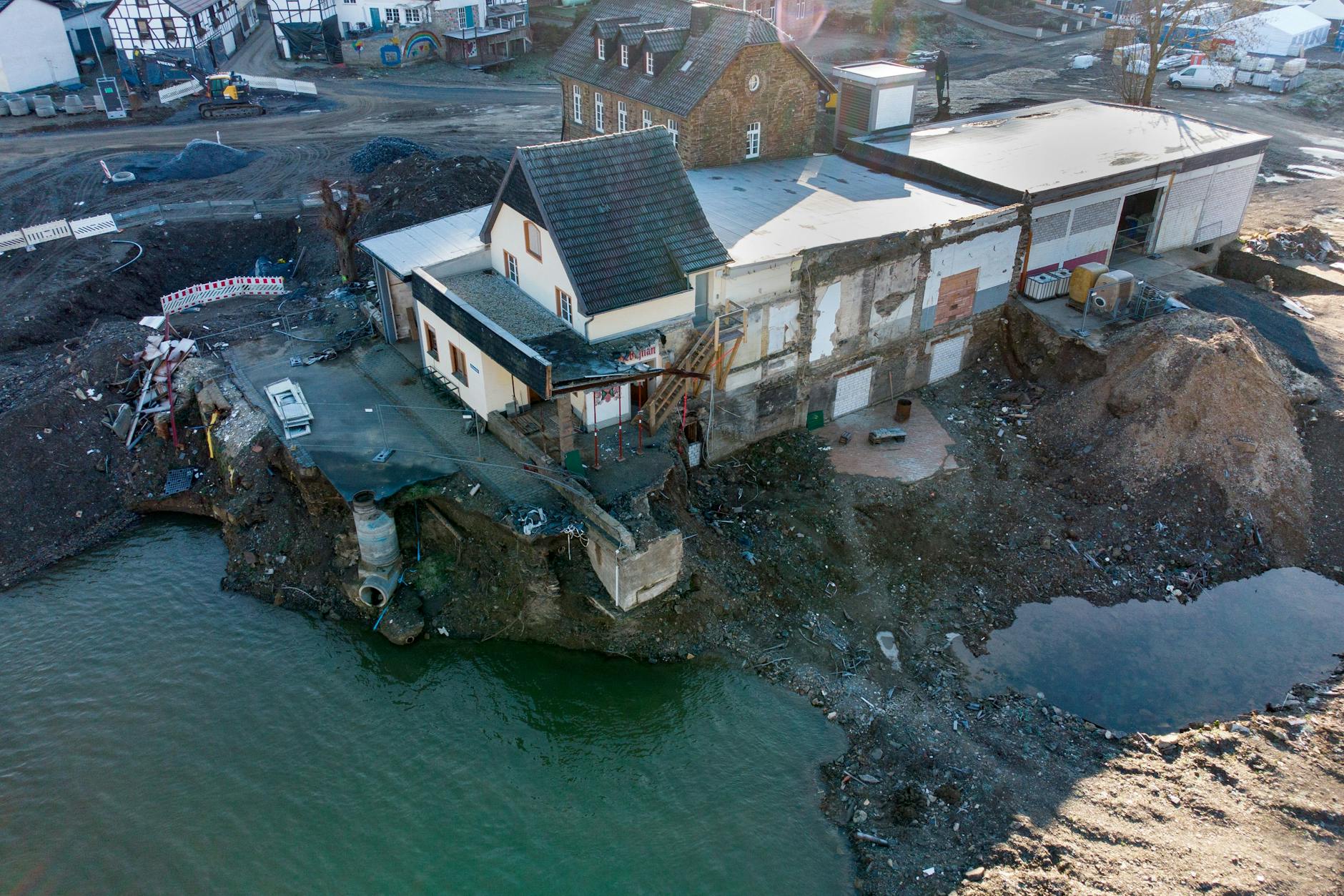 Sechs Monate nach der Flutkatastrophe im Ahrtal. Die Ruine eines bei der Flut zerstörten Gebäudekomplexes steht am Ufer der Ahr in Rech.