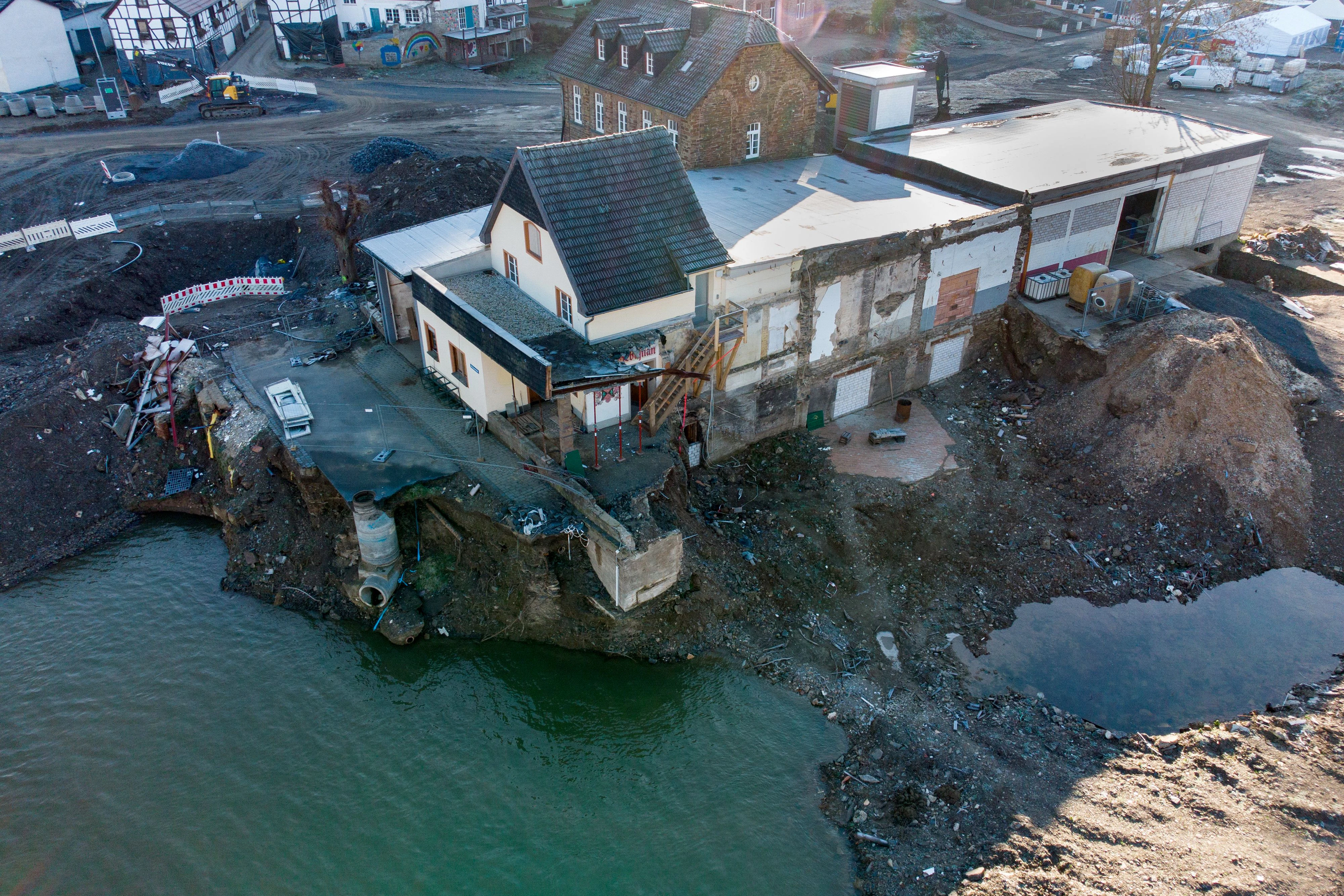 Sechs Monate nach der Flutkatastrophe im Ahrtal. Die Ruine eines bei der Flut zerstörten Gebäudekomplexes steht am Ufer der Ahr in Rech.