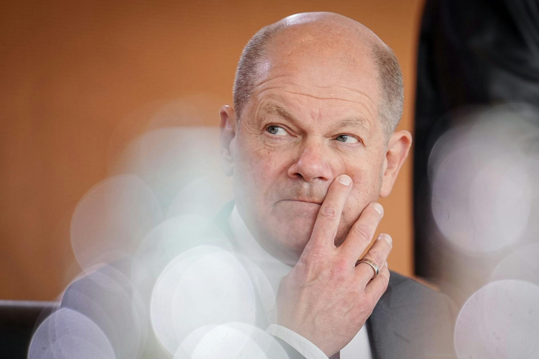 Bundeskanzler Olaf Scholz kündigt vor seiner China-Reise einen Kurswechsel gegenüber Peking an. Bei seinem Besuch will er mit Chinas Präsident Xi Jinping auch über „schwierige Themen“ sprechen. 