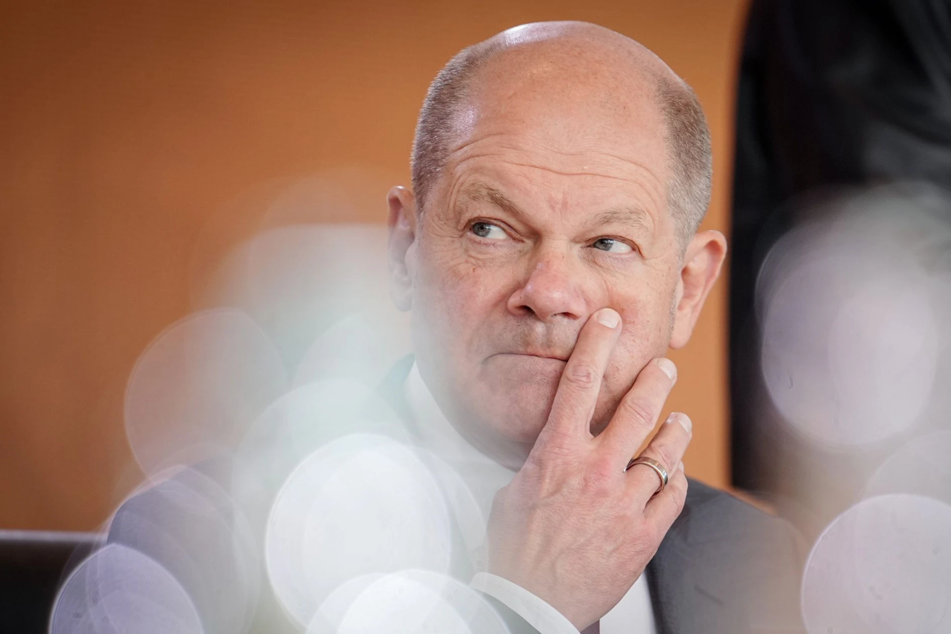 Bundeskanzler Olaf Scholz kündigt vor seiner China-Reise einen Kurswechsel gegenüber Peking an. Bei seinem Besuch will er mit Chinas Präsident Xi Jinping auch über „schwierige Themen“&nbsp;sprechen.&nbsp;