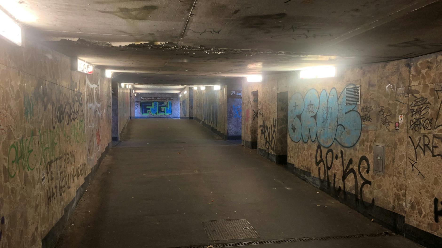 Man ahnt sofort, wie es hier riecht: der Fußgängertunnel an der Greifswalder Straße.