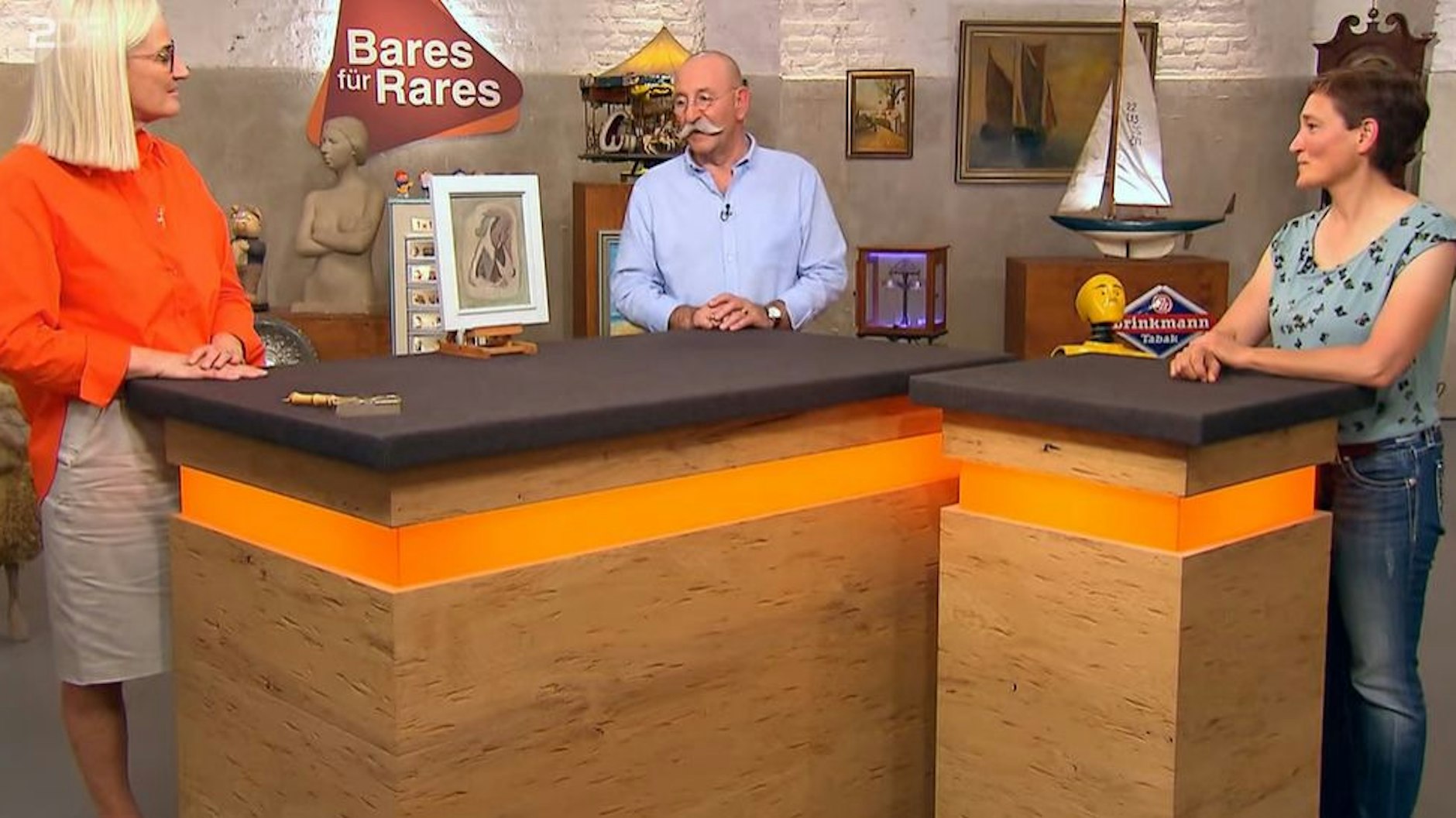 Dr. Friederike Werner (li.) weiß eine Menge Historisches über das Werk zu berichten.