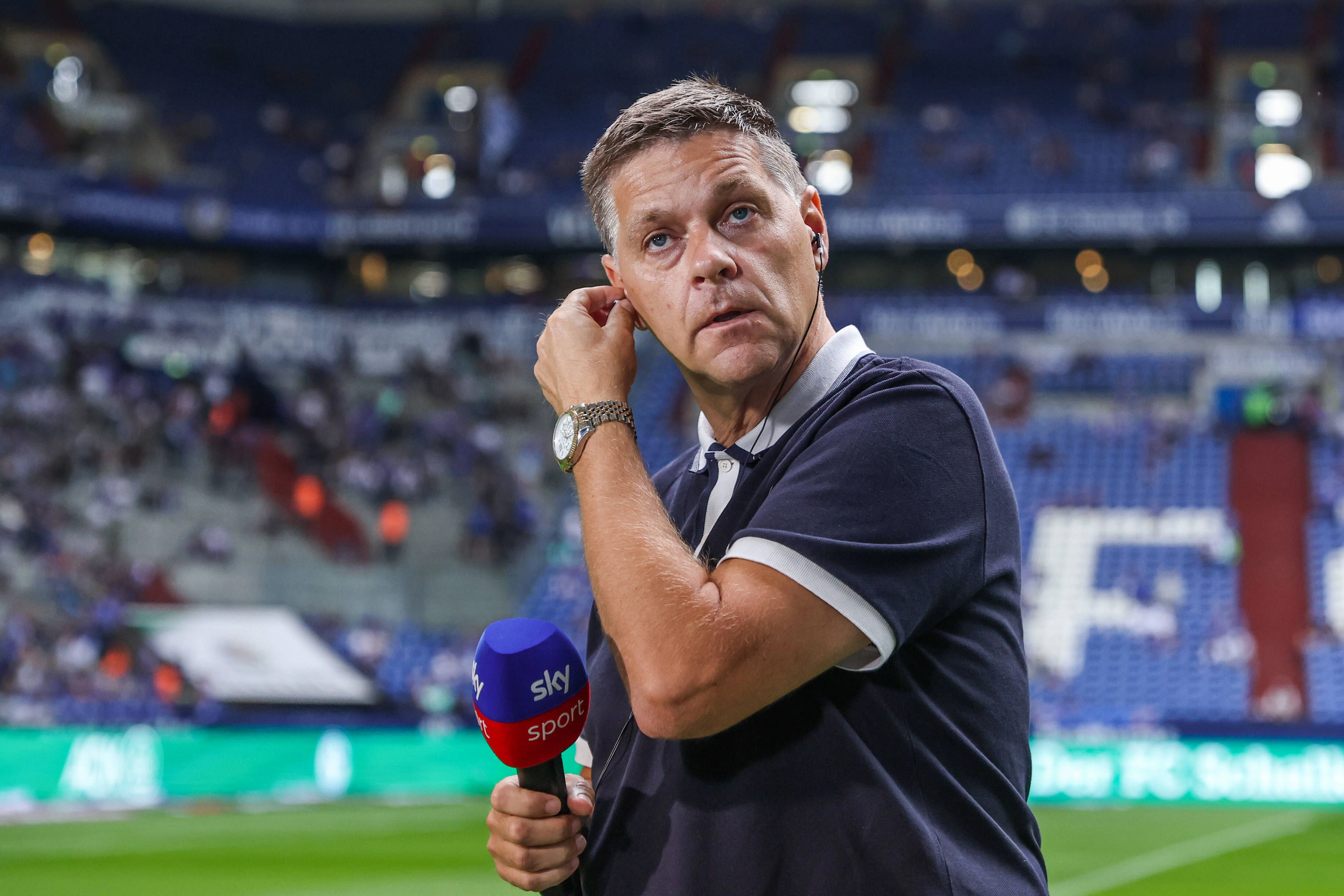 Können Sie mich hören? Oliver Ruhnert beim Fernsehinterview.