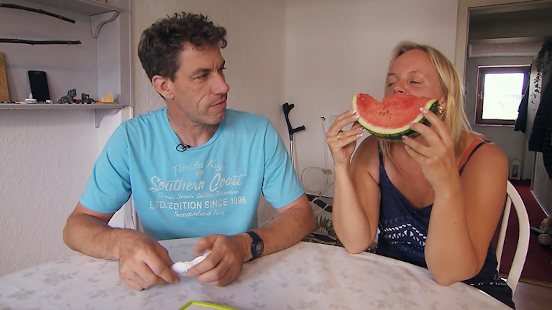 Nachdem „Bauer sucht Frau“-Landwirt Jörg seiner Patricia gezeigt hat, wie man Wassermelonen aufschneidet, beißt die genussvoll zu.
