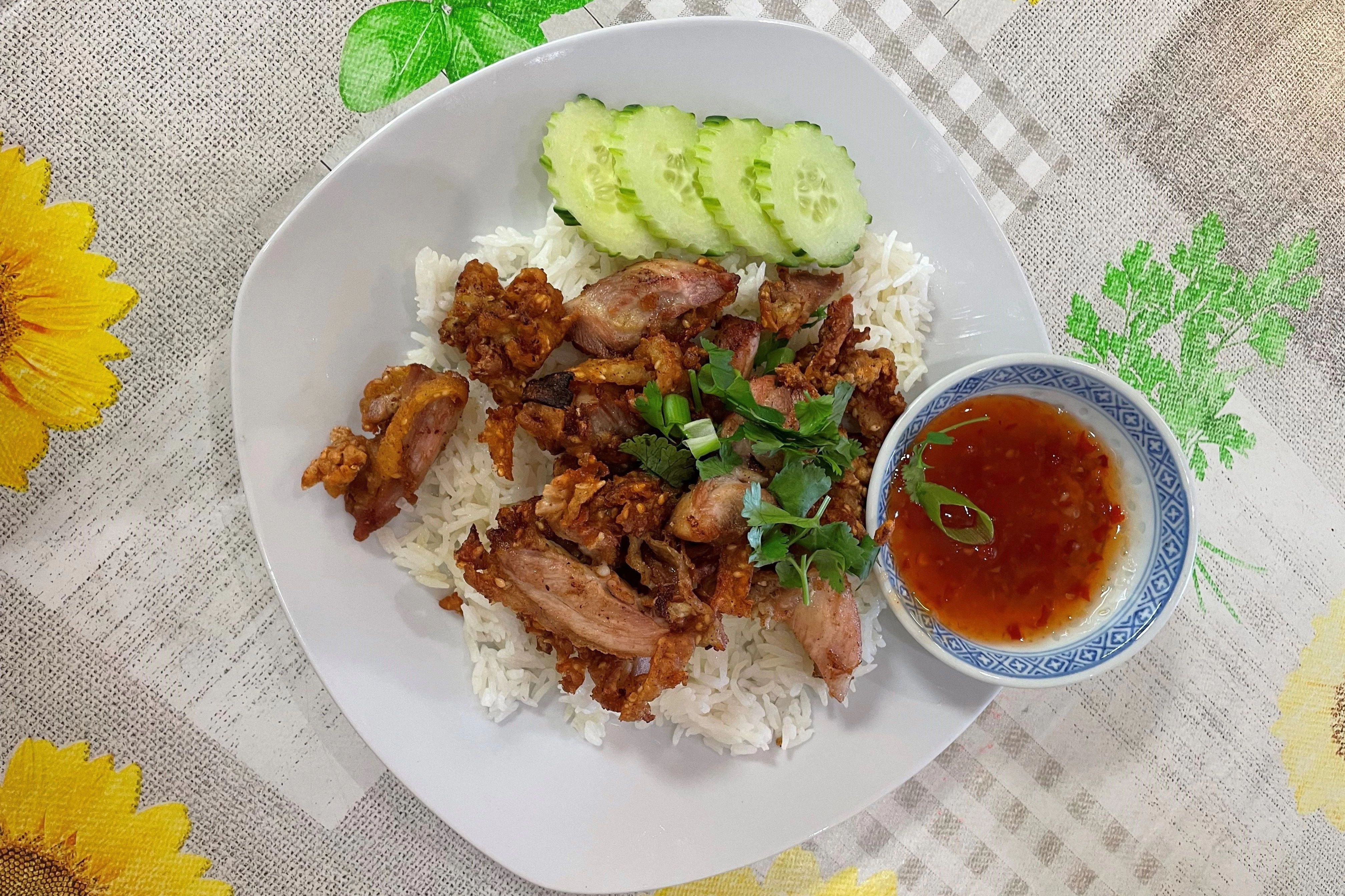 Die Nummer 9: Reis mit knusprigem Hähnchen, erfrischenden Gurkenscheiben und einer Sweet Chili-Soße.