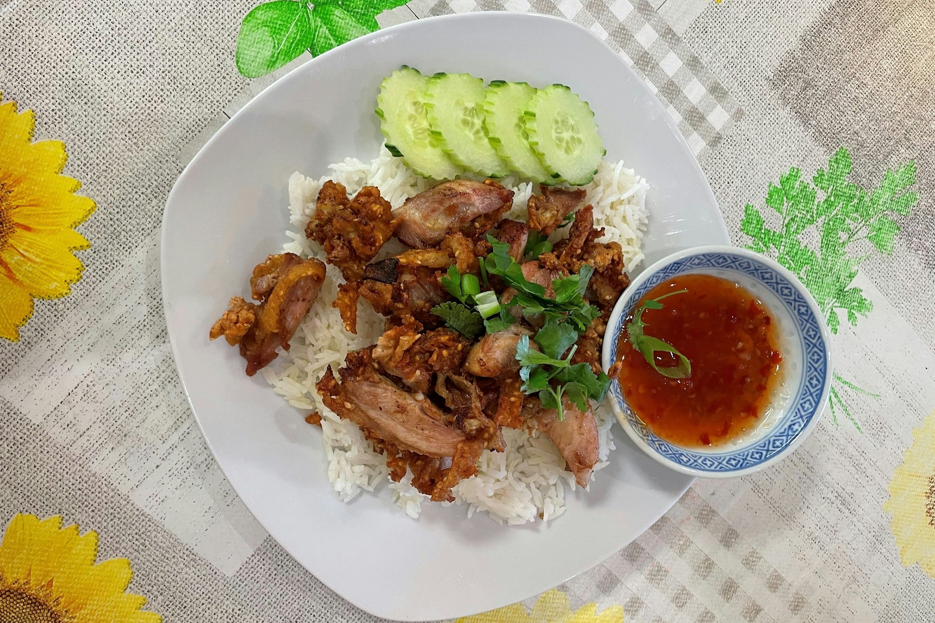 Die Nummer 9: Reis mit knusprigem Hähnchen, erfrischenden Gurkenscheiben und einer Sweet Chili-Soße.