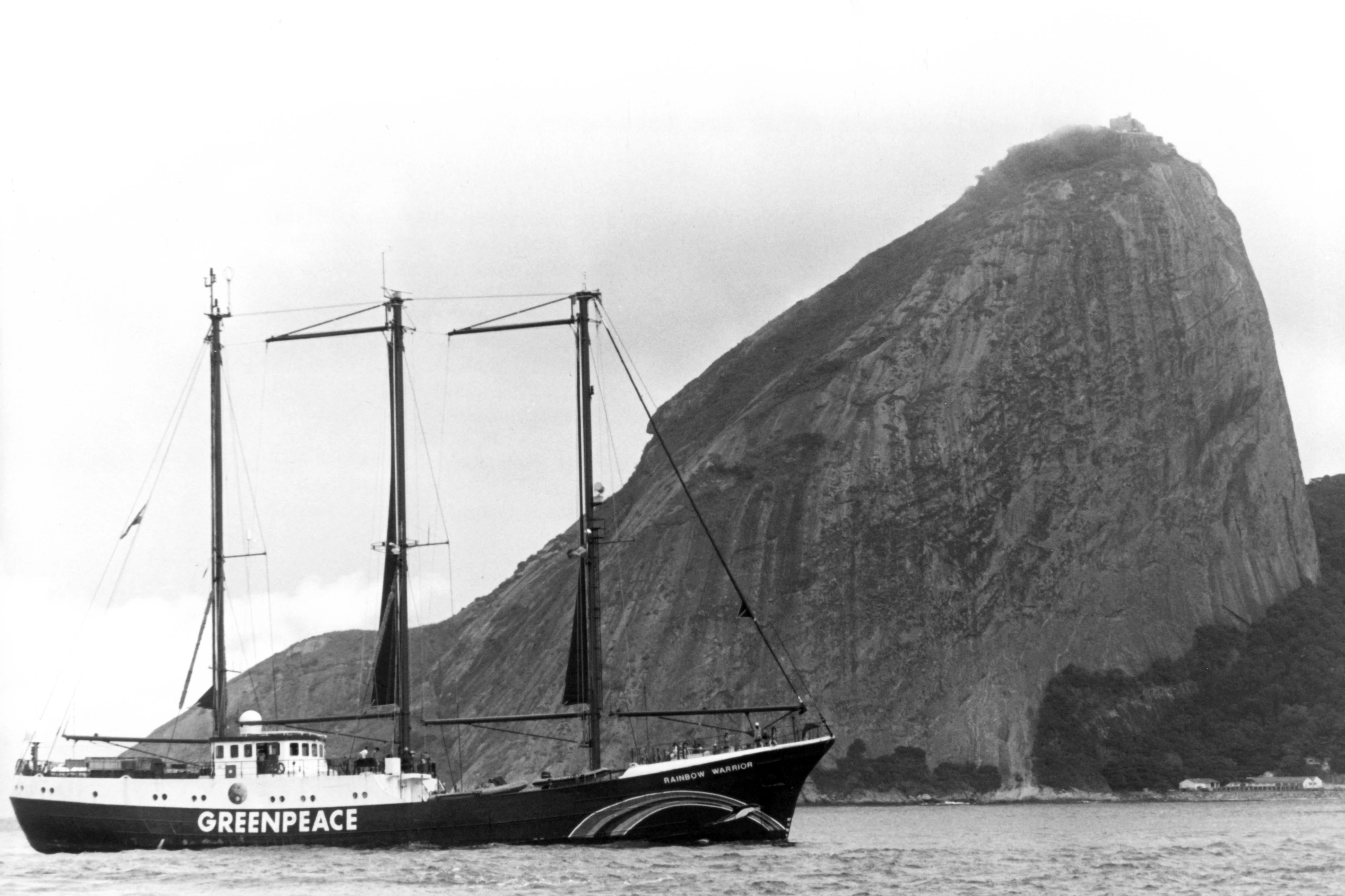 Das Schiff „Rainbow Warrior“ der Umweltschutzorganisation Greenpeace fährt am 1. Juni 1992 in den Hafen von Rio de Janeiro (Brasilien) ein. Vom 3. bis zum 14. Juni 1992 fand in Rio die Konferenz der Vereinten Nationen über Umwelt und Entwicklung statt.