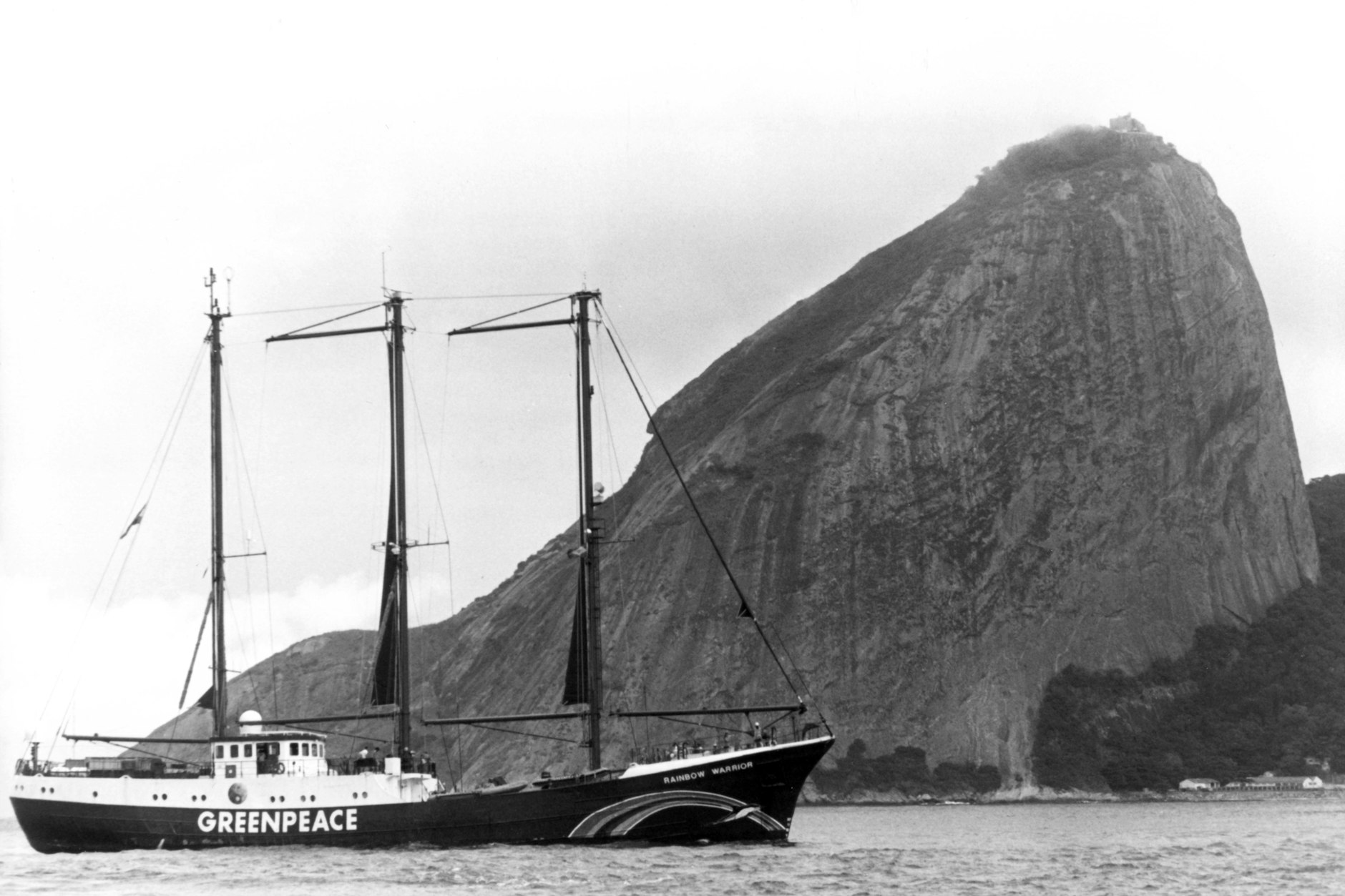 Das Schiff „Rainbow Warrior“ der Umweltschutzorganisation Greenpeace fährt am 1. Juni 1992 in den Hafen von Rio de Janeiro (Brasilien) ein. Vom 3. bis zum 14. Juni 1992 fand in Rio die Konferenz der Vereinten Nationen über Umwelt und Entwicklung statt.