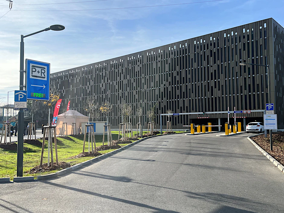 Auch das ist Park-and-Ride: Am S-Bahnhof Bernau-Friedenstal nordöstlich von Berlin steht dieses Parkhaus für Autos und Fahrräder. Parkgebühr für Autos: ab 50 Cent.