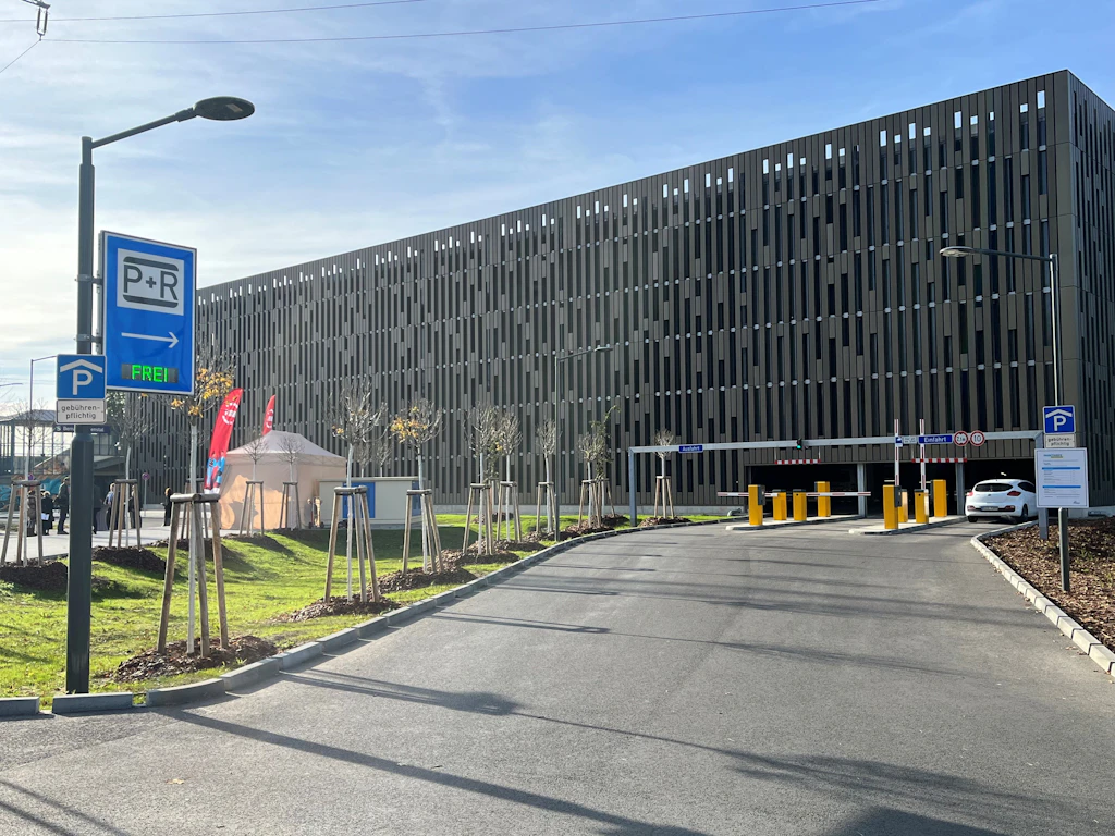 Damit Autos draußen bleiben: Berlin finanziert Parkplätze in Brandenburg