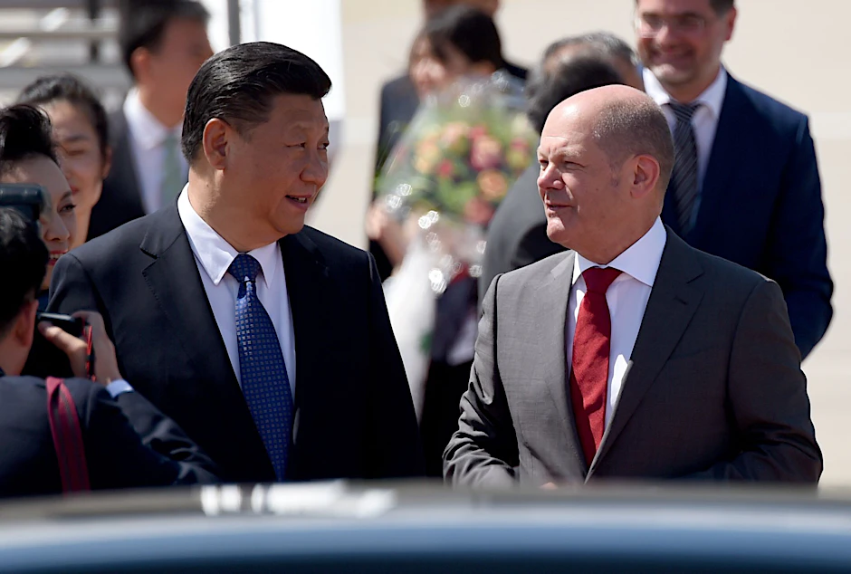 Ein Bild aus dem Jahr 2017: Olaf Scholz mit Xi Jinping. Bei seinem ersten Besuch als Kanzler in Asien hatte Olaf Scholz Ende April 2022 Japan besucht – und dabei einen Bogen um China gemacht.