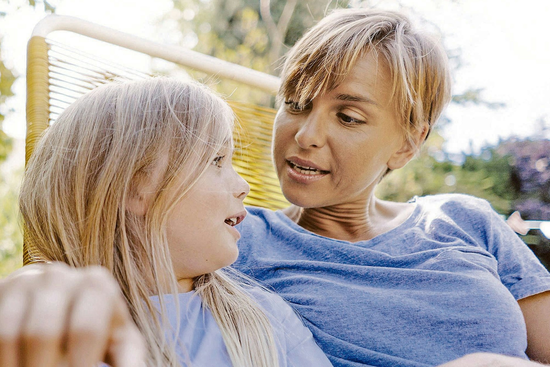 Miteinander zu reden, einander wirklich zuzuhören, ist auch in der Eltern-Kind-Beziehung wichtig.