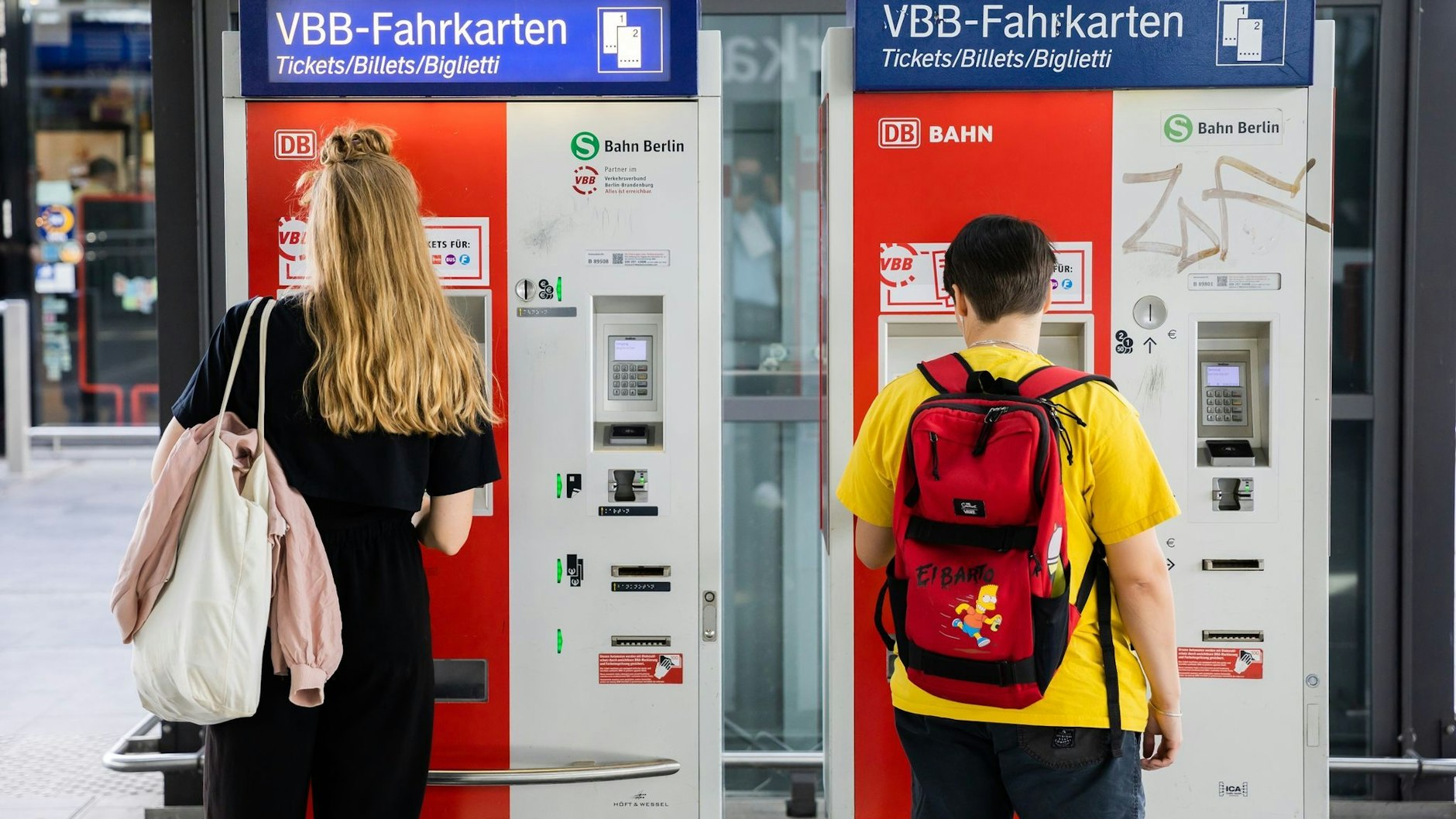 Viele Vorteile, die das 9-Euro-Ticket hatte, wird das Deutschlandticket als Nachfolger nicht haben. Kaufen am Automaten? Stand jetzt wird das nicht gehen.