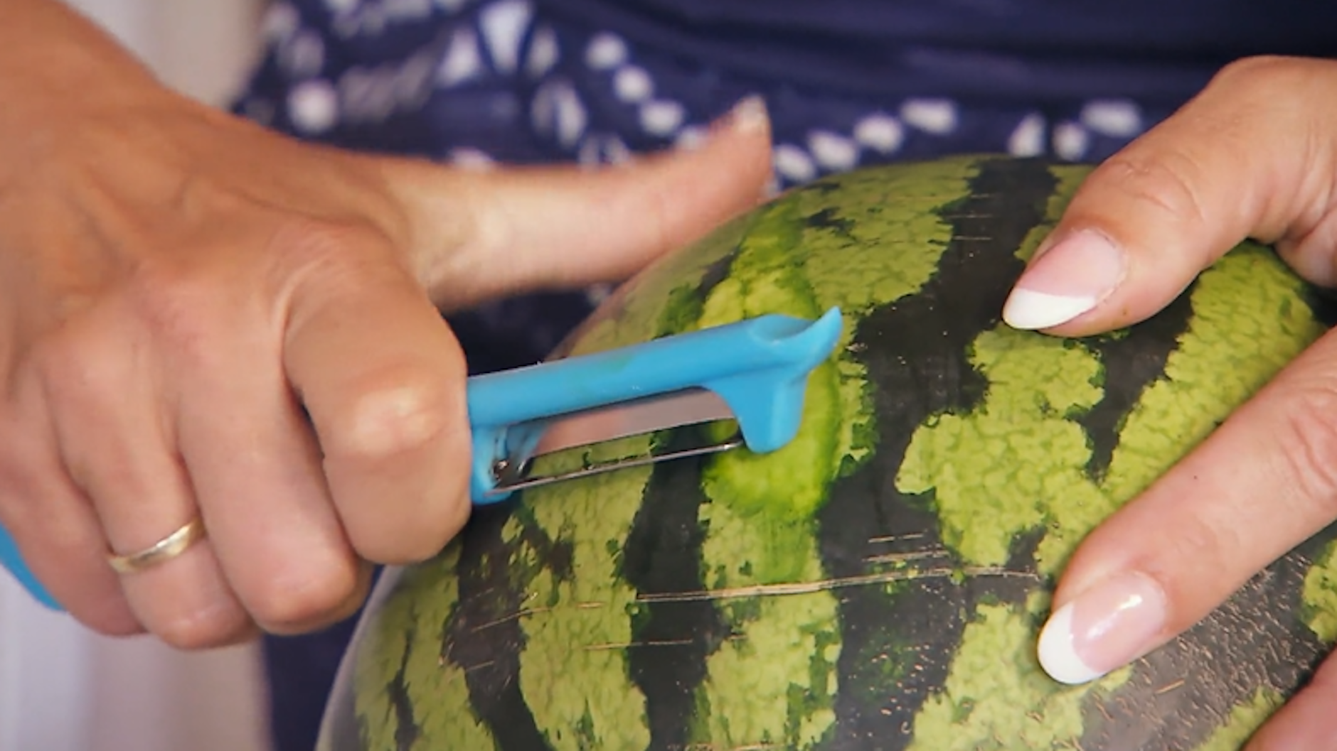 Bei „Bauer sucht Frau“ will Hofdame Patricia die Wassermelone mit einem Kartoffelschäler schälen.