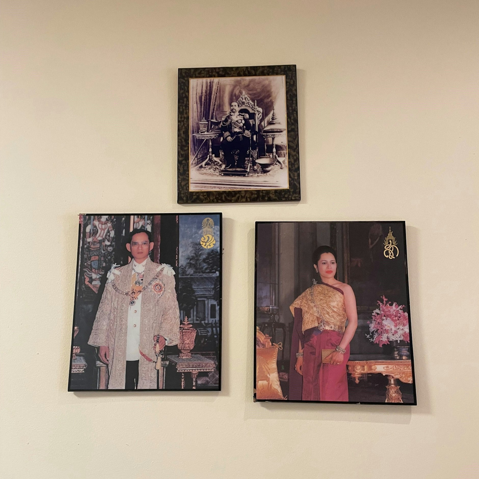 Versteckte Regime-Kritik oder nur ein Versehen? Der amtierende König Rama X. fehlt an der Wand.