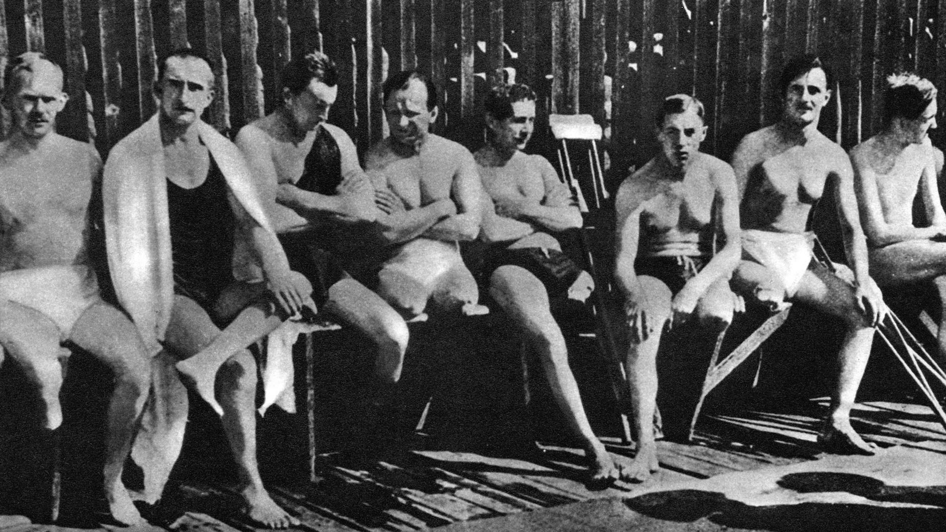 Männer, die im Ersten Weltkrieg ihre Beine verloren hatten, trafen sich in einer Berliner Badeanstalt zu einem Schwimmwettbewerb. 