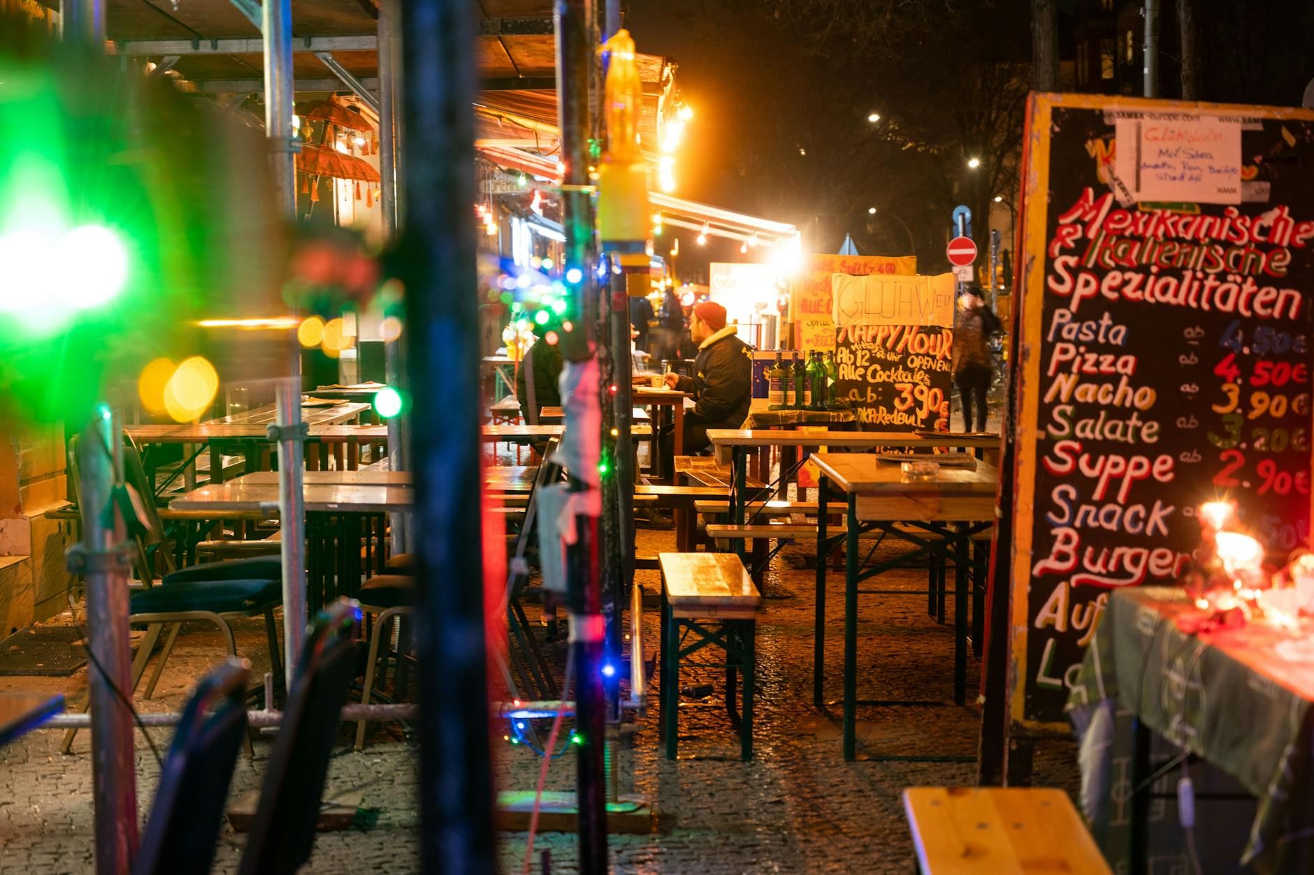 Wie am Ballermann: die Simon-Dach-Straße in Friedrichshain.