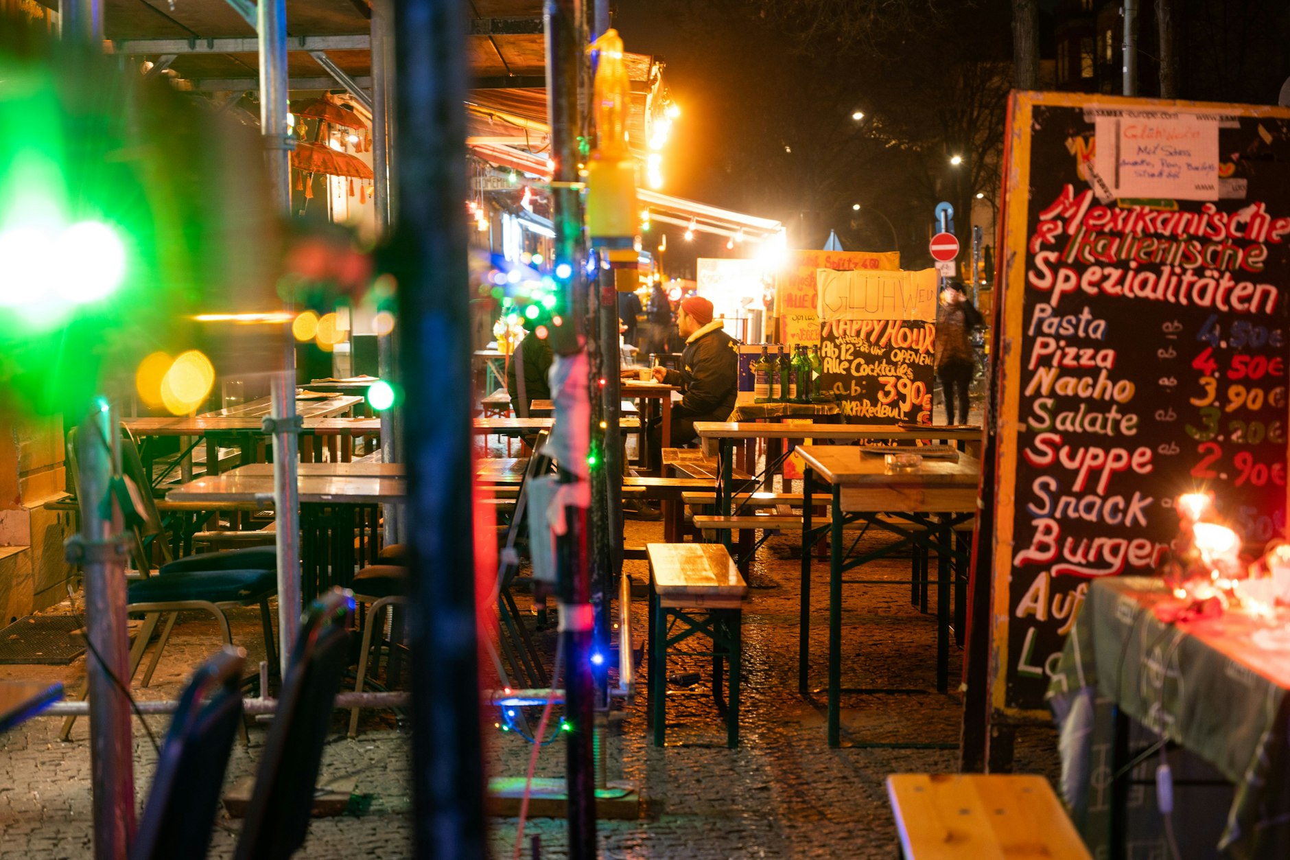 Wie am Ballermann: die Simon-Dach-Straße in Friedrichshain.