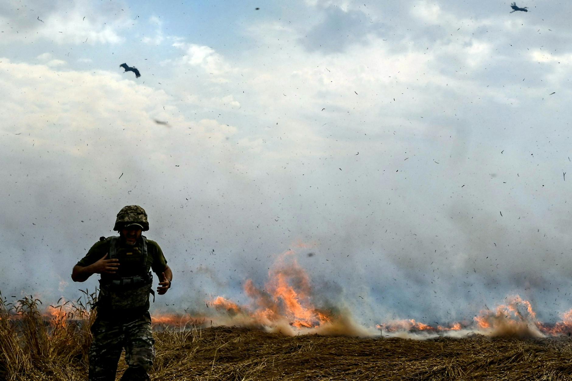 Brennendes Weizenfeld in der Region Saporischschja. Russische Truppen beschießen Felder und zerstören so die Getreideernte.