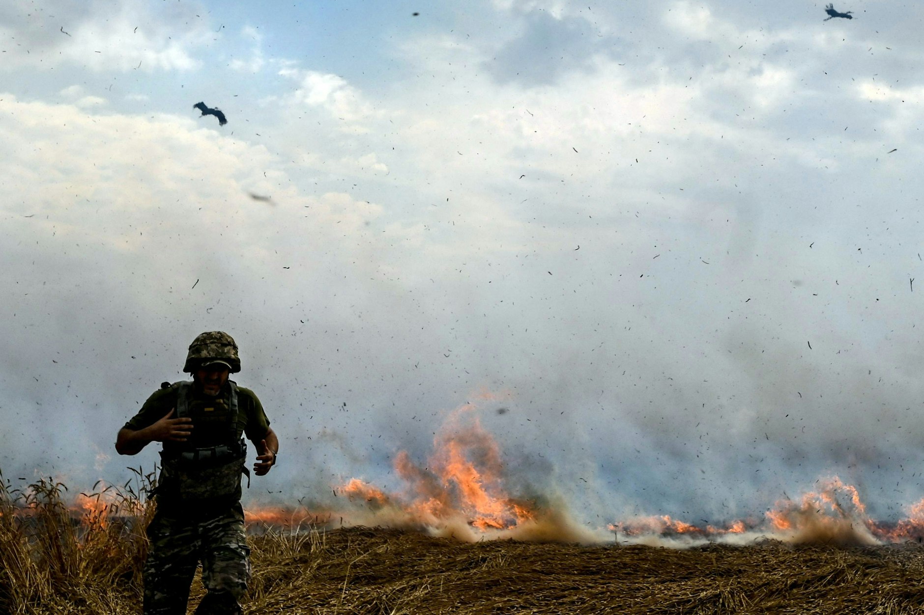 Brennendes Weizenfeld in der Region Saporischschja. Russische Truppen beschießen Felder und zerstören so die Getreideernte.