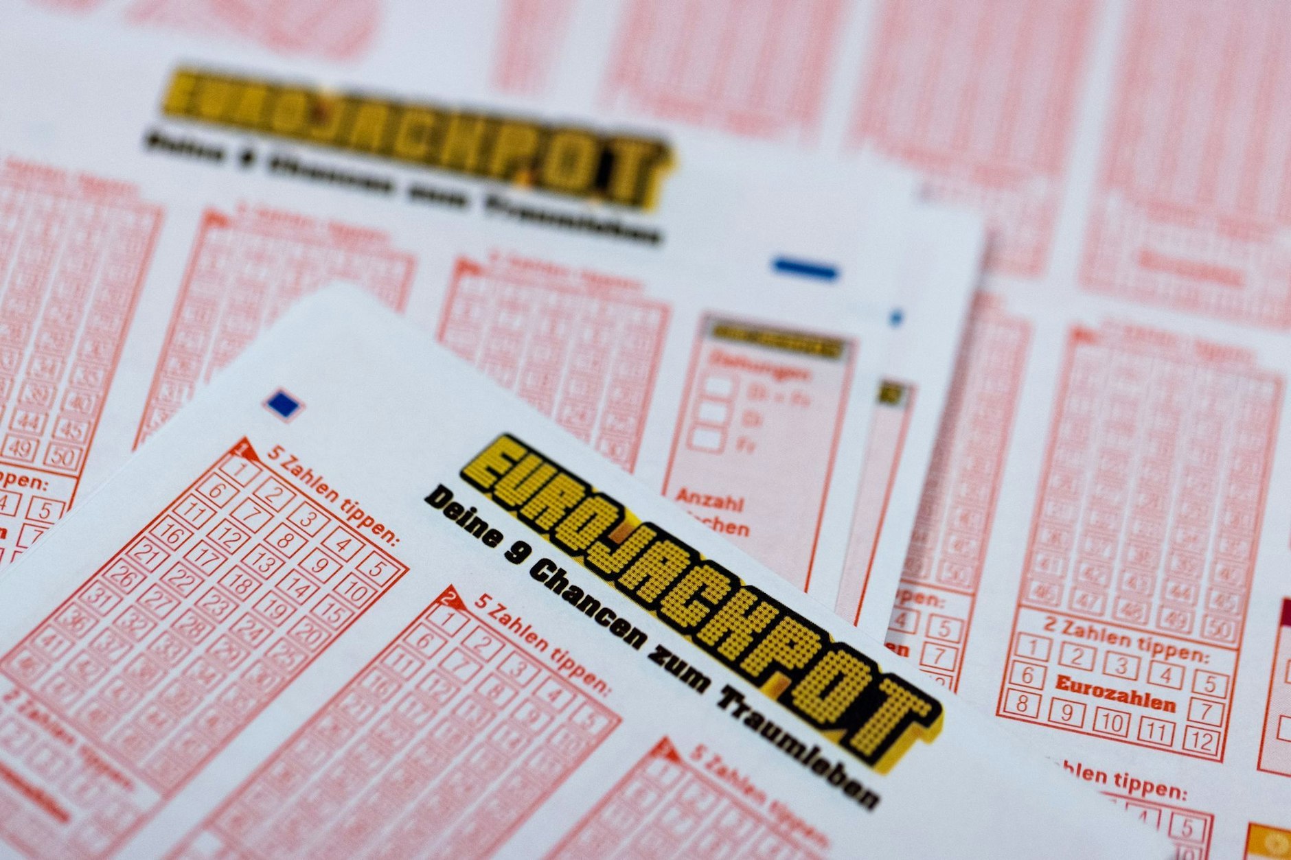 Um einen mit 120 Millionen Euro gefüllten Topf geht es am Freitagabend beim Eurojackpot – damit ist ein Lottorekordgewinn für Deutschland möglich.