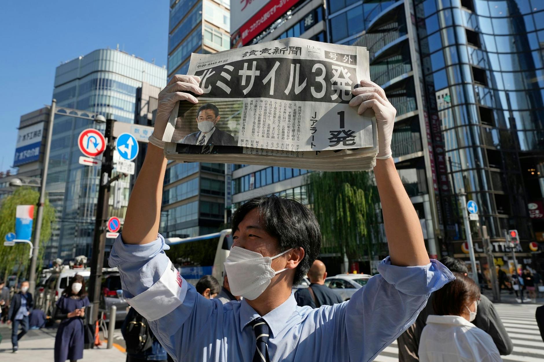 Ein Mann verteilt in Tokio eine Sonderausgabe der Zeitung Yomiuri, in der über die jüngsten Raketenstarts Nordkoreas berichtet wird.