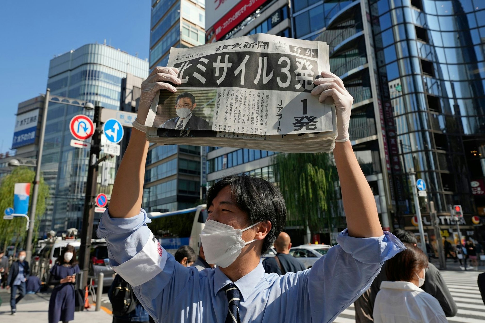 Ein Mann verteilt in Tokio eine Sonderausgabe der Zeitung Yomiuri, in der über die jüngsten Raketenstarts Nordkoreas berichtet wird.  