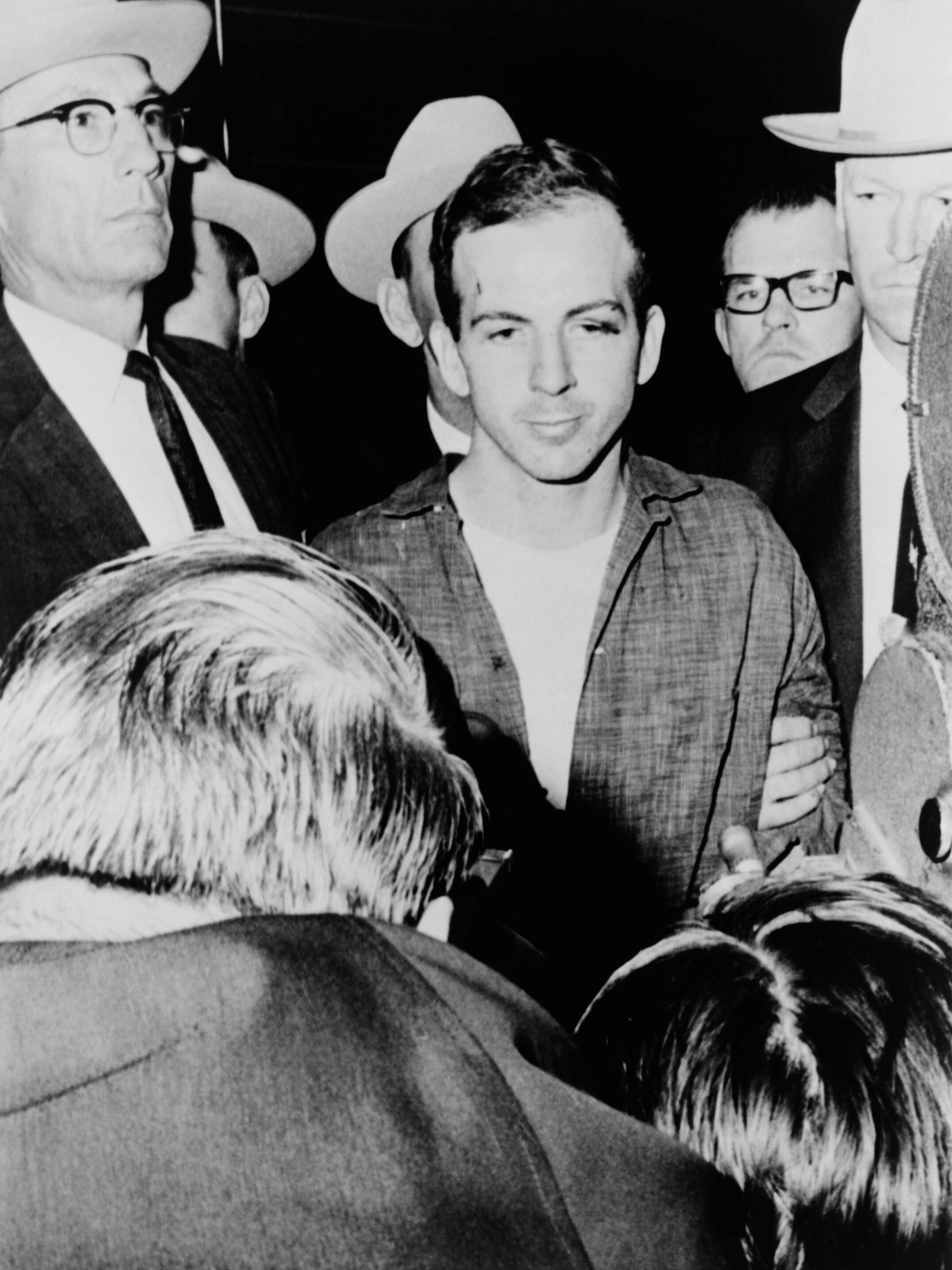 23. November 1963: Lee Harvey Oswald wird im Polizeipräsidium von Dallas, Texas, kurz nach seiner Verhaftung wegen des Attentats auf Präsident Kennedy von Beamten eskortiert.