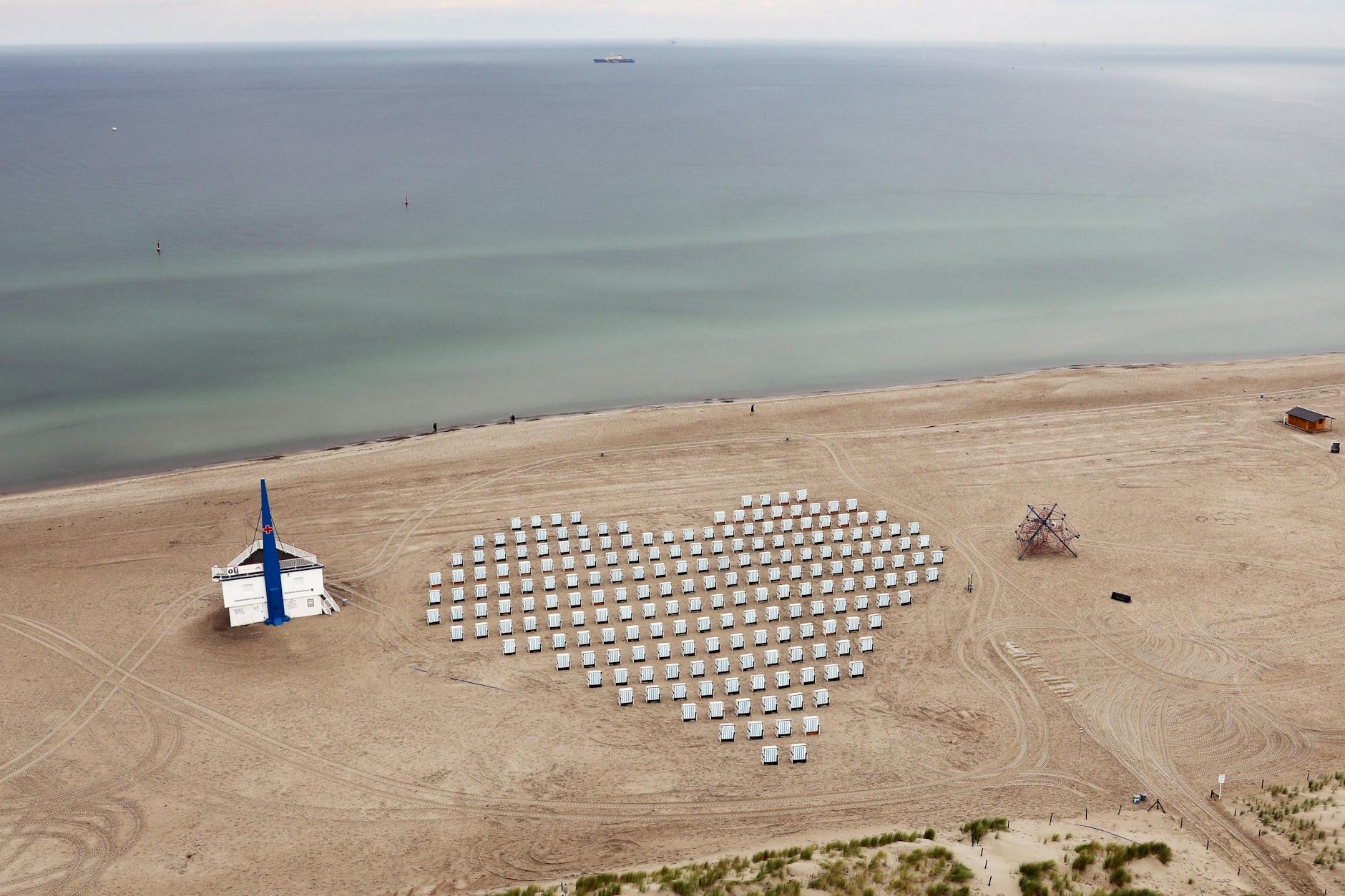 Herz aus Strandkörben vor dem Hotel Neptun in Warnemünde